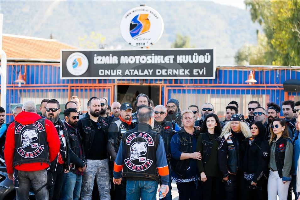 Motosiklet tutkunları kimsesiz çocuklar için sahnede