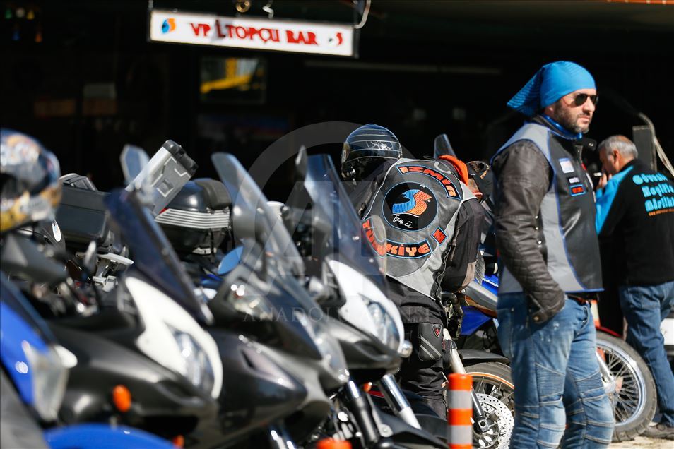Motosiklet tutkunları kimsesiz çocuklar için sahnede