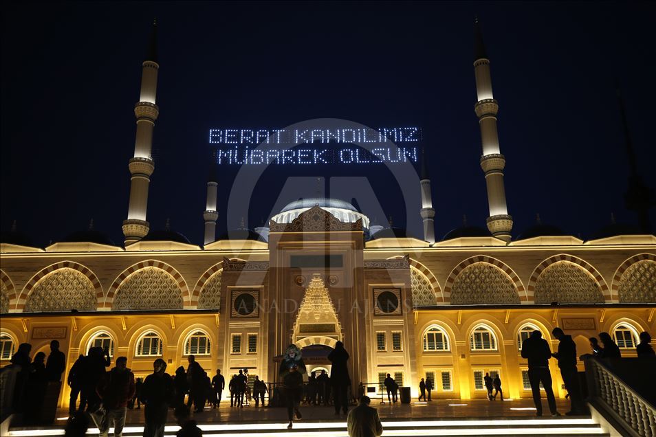 مردم استانبول شب برات را در مساجد گرامی داشتند
