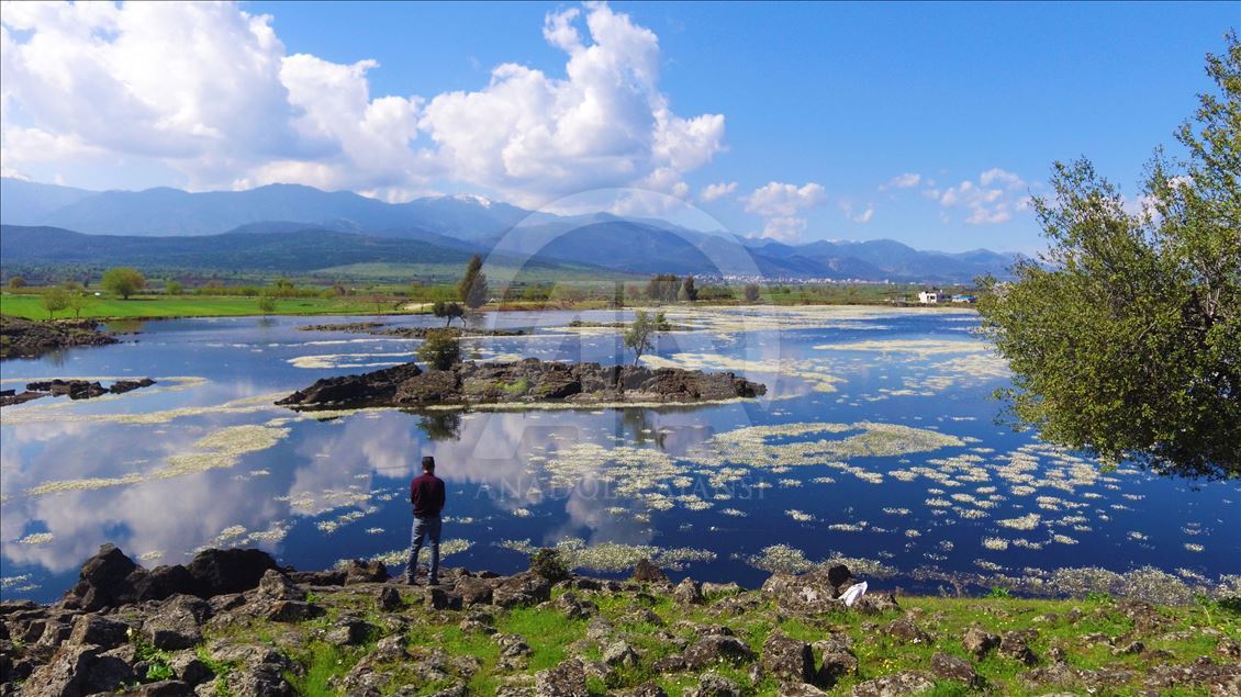 Вулканическое озеро на юге Турции привлекает внимание туристов