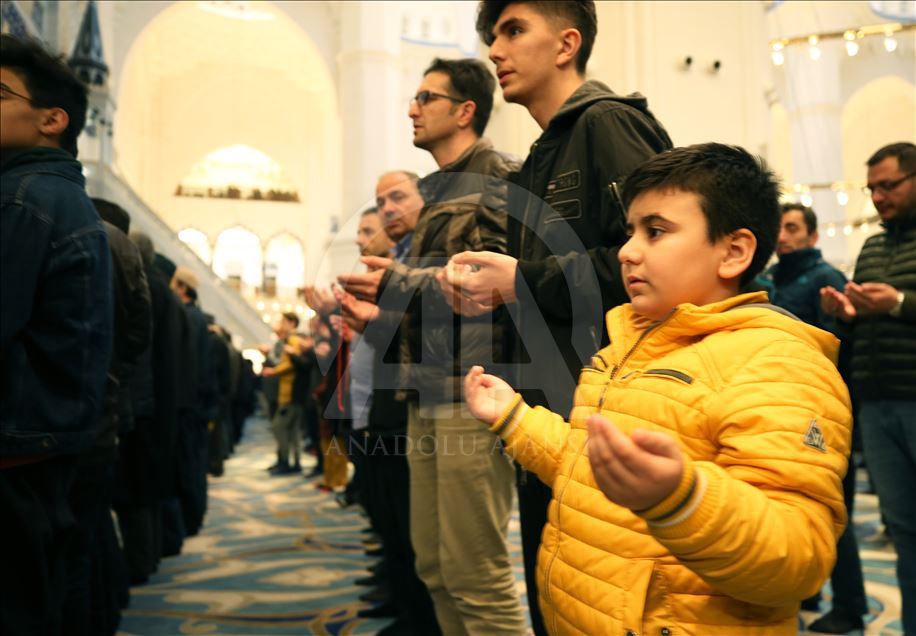 مردم استانبول شب برات را در مساجد گرامی داشتند
