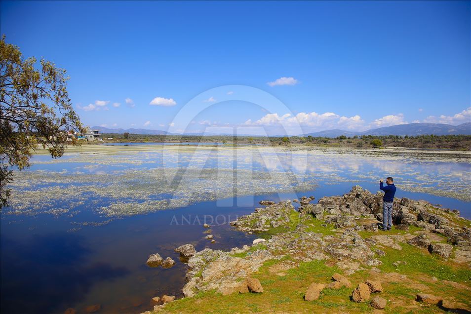 Вулканическое озеро на юге Турции привлекает внимание туристов