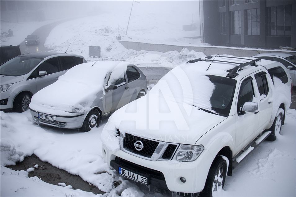 Uludağ'ın ziyaretçilerine baharda kar sürprizi