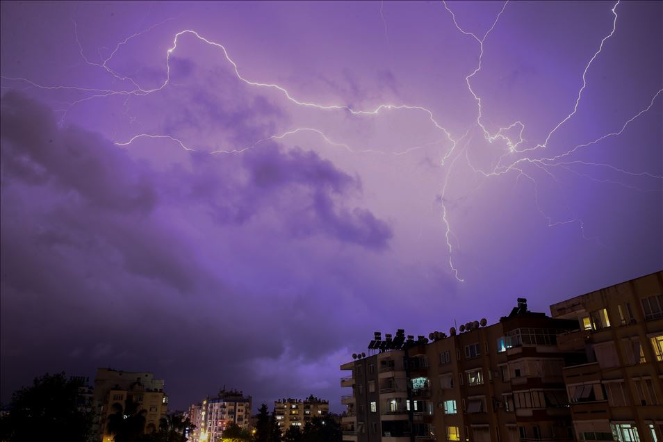 Antalya'da şimşekli gece