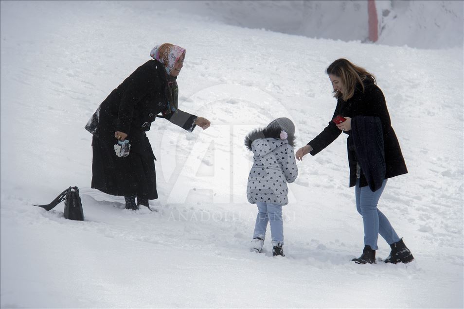 Uludağ'ın ziyaretçilerine baharda kar sürprizi