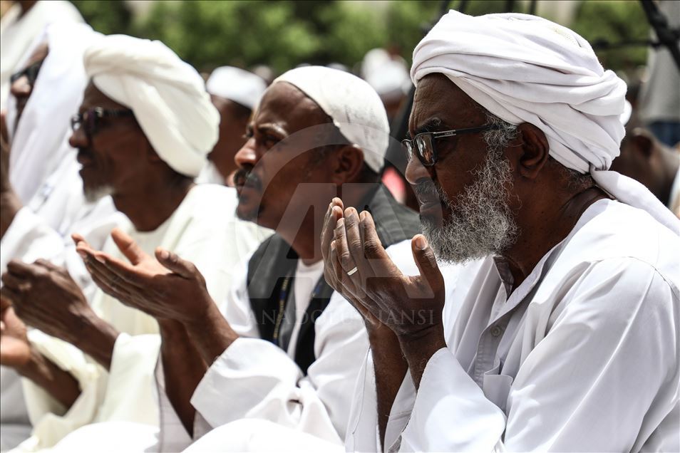 En medio de protestas, sudaneses realizan la oración del viernes