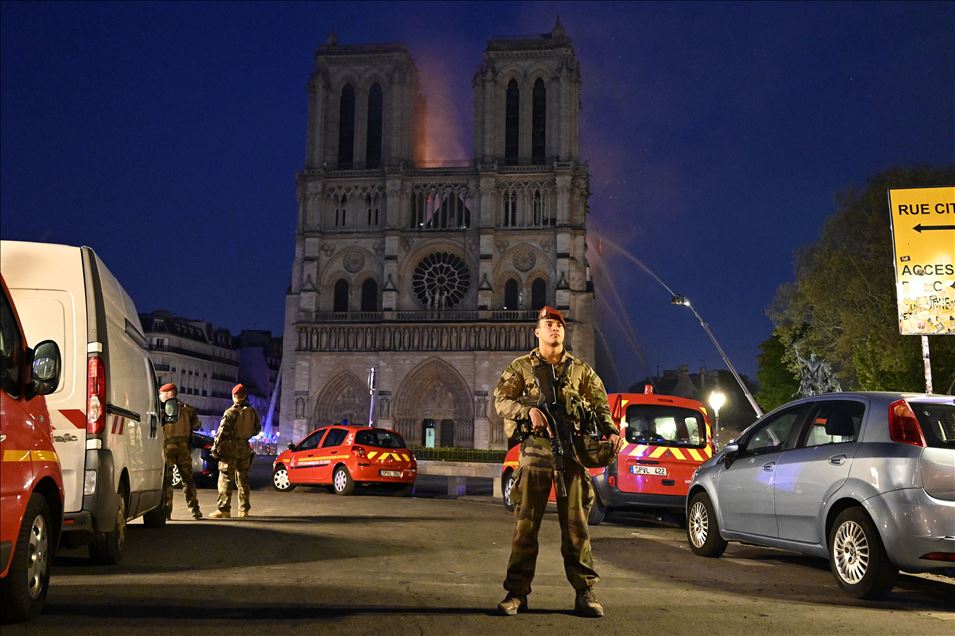 Notre Dame Katedrali'ndeki yangın