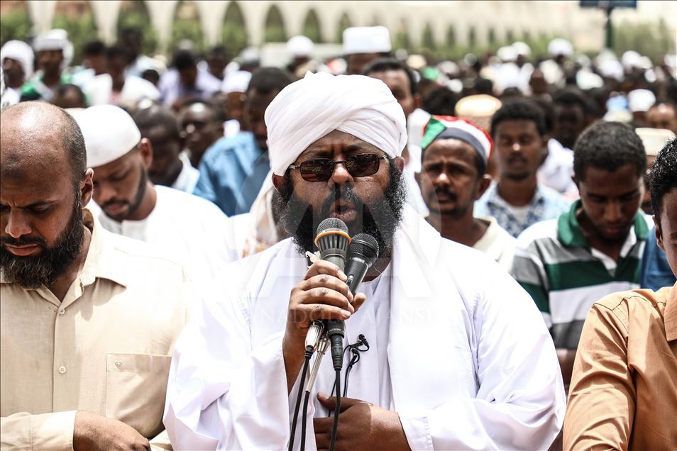 En medio de protestas, sudaneses realizan la oración del viernes