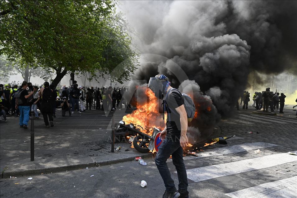 Yellow vests protest in Paris