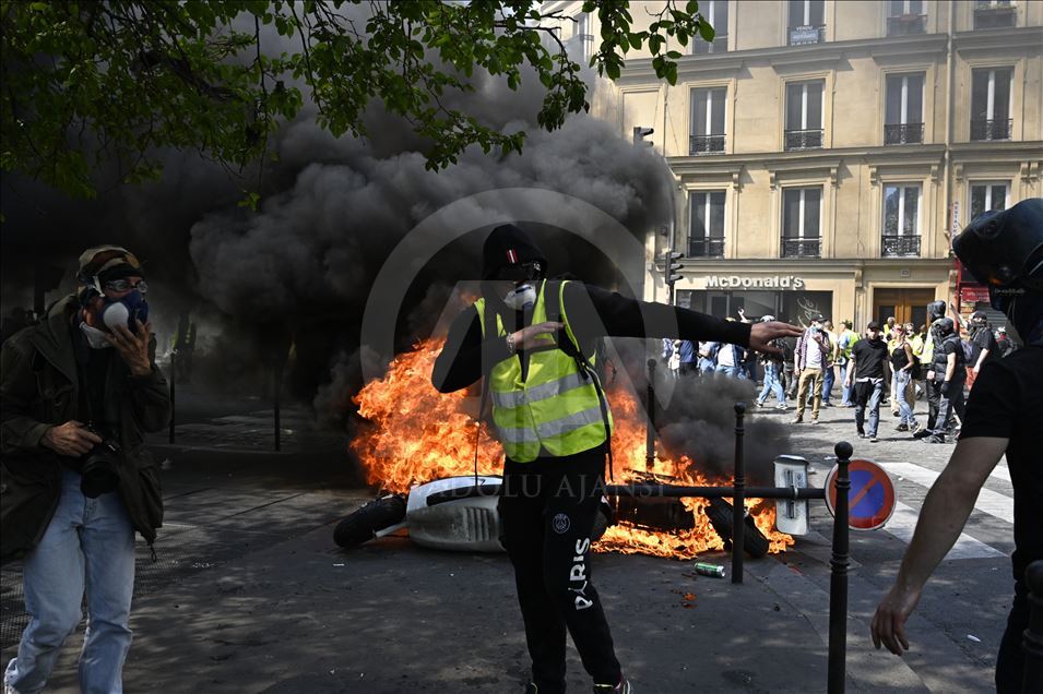 Yellow vests protest in Paris