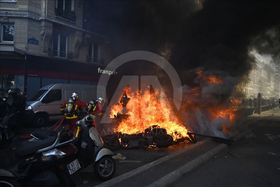 Yellow vests protest in Paris