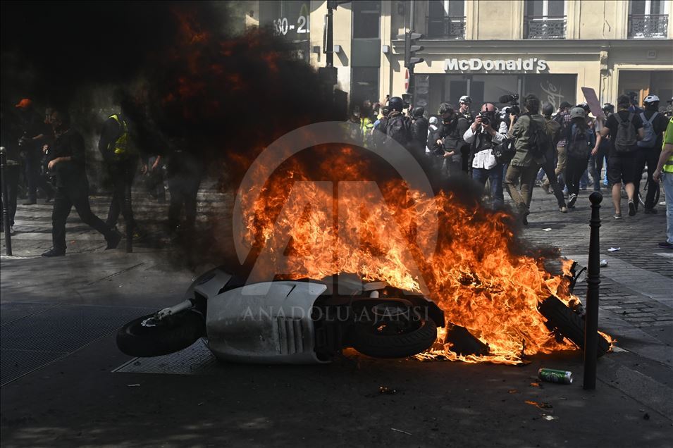 Yellow vests protest in Paris
