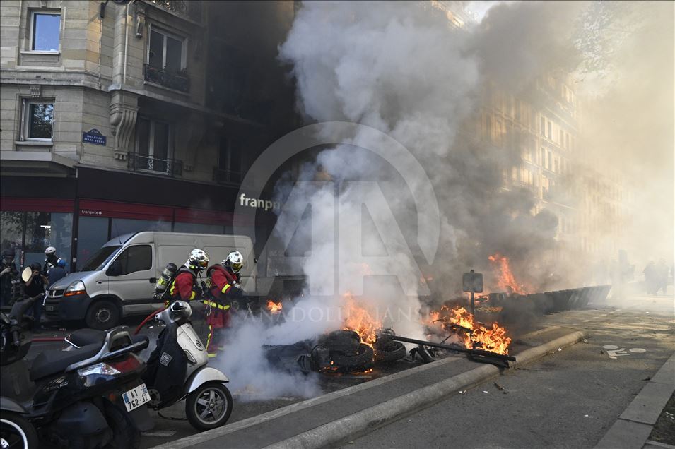 Yellow vests protest in Paris