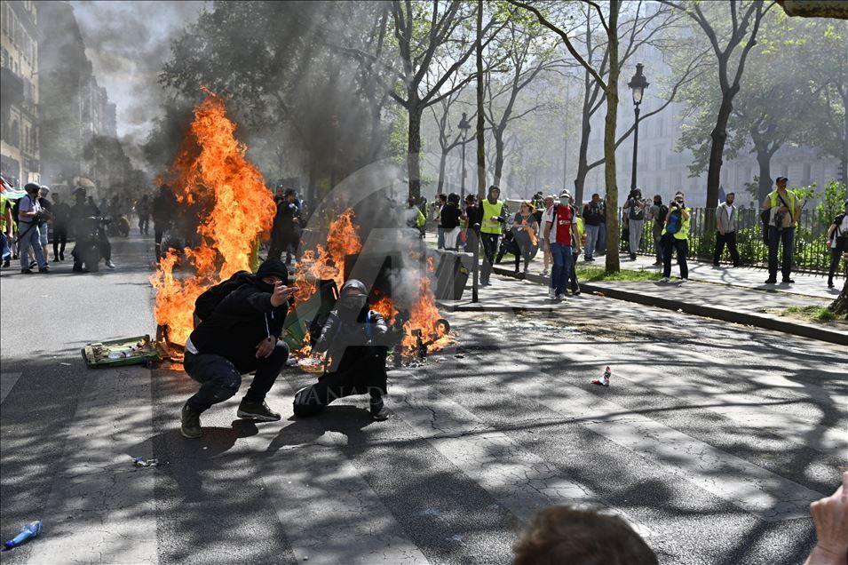 Yellow vests protest in Paris