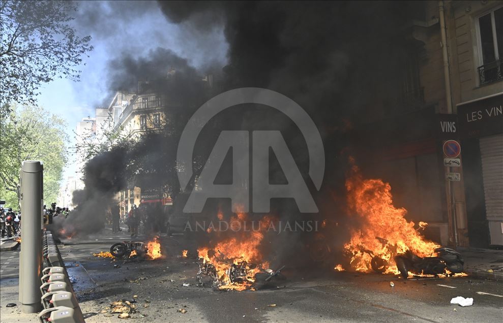 Yellow vests protest in Paris