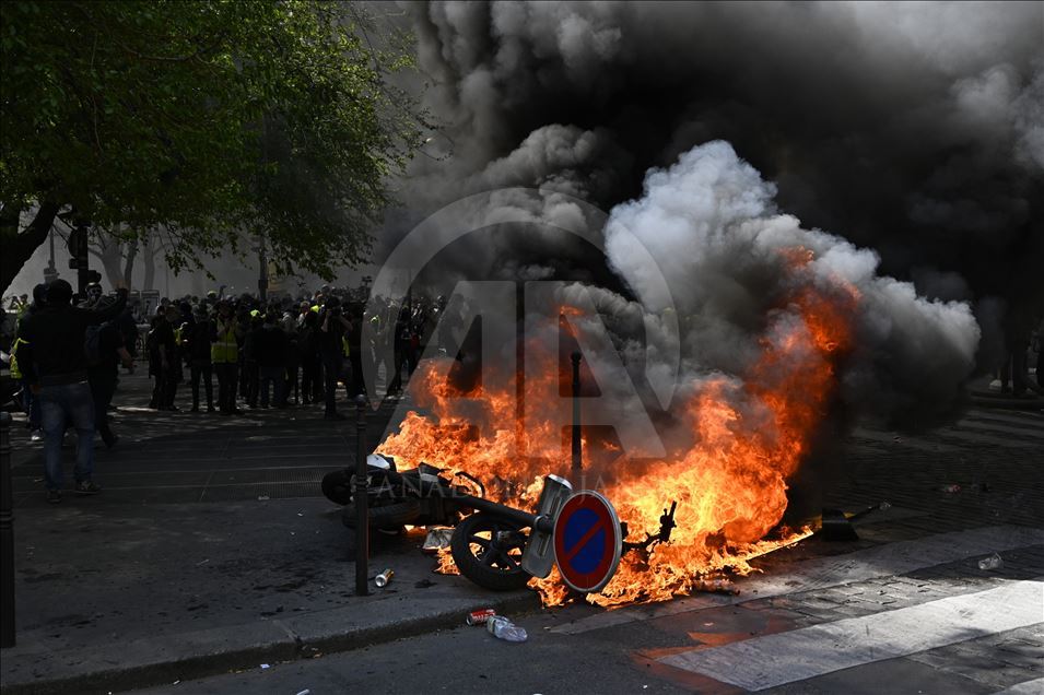 Yellow vests protest in Paris