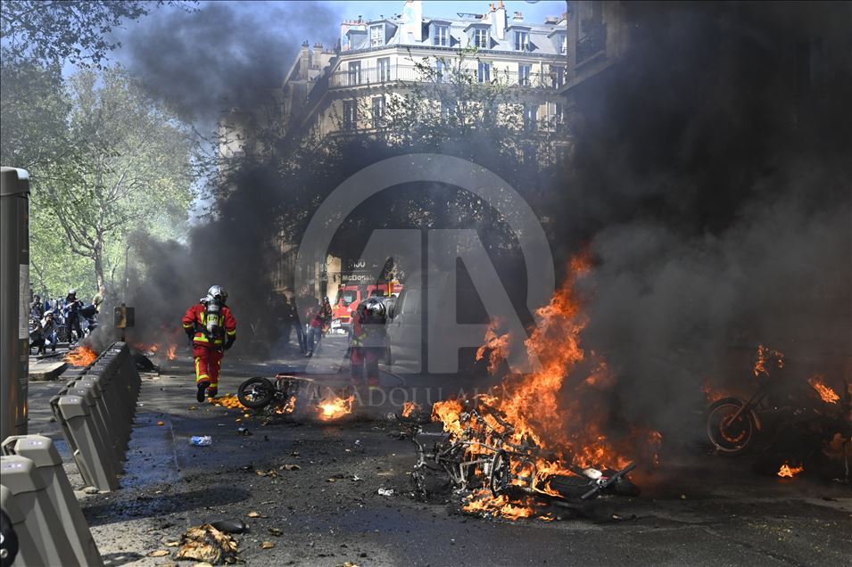 Yellow vests protest in Paris