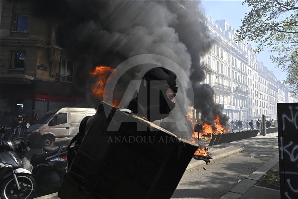 Yellow vests protest in Paris