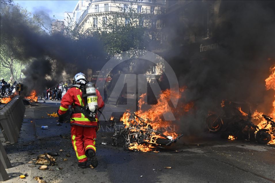 Yellow vests protest in Paris