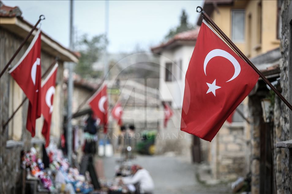 Şüheda toprağının ziyaretçilerini ay yıldızlı bayraklar karşılıyor