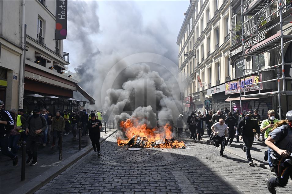 Yellow vests protest in Paris