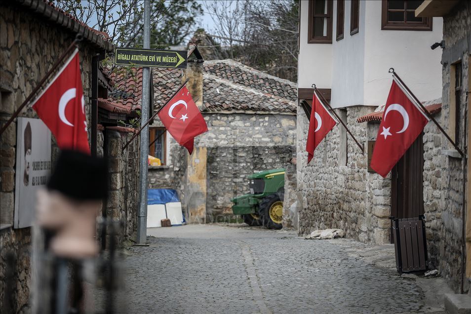 Şüheda toprağının ziyaretçilerini ay yıldızlı bayraklar karşılıyor