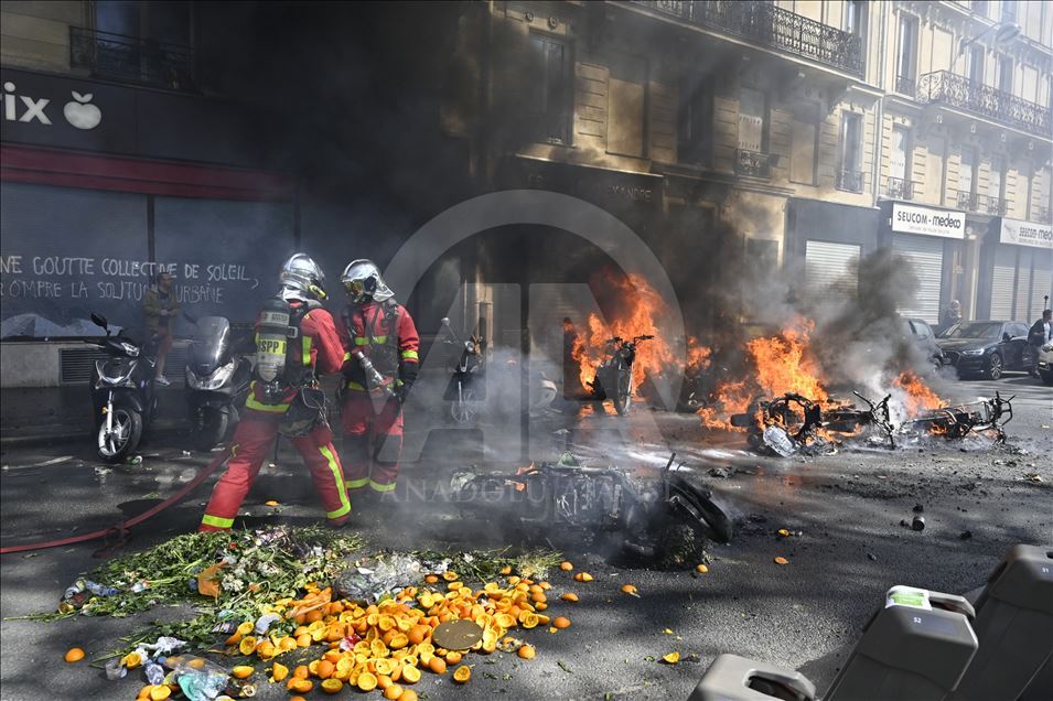 Yellow vests protest in Paris