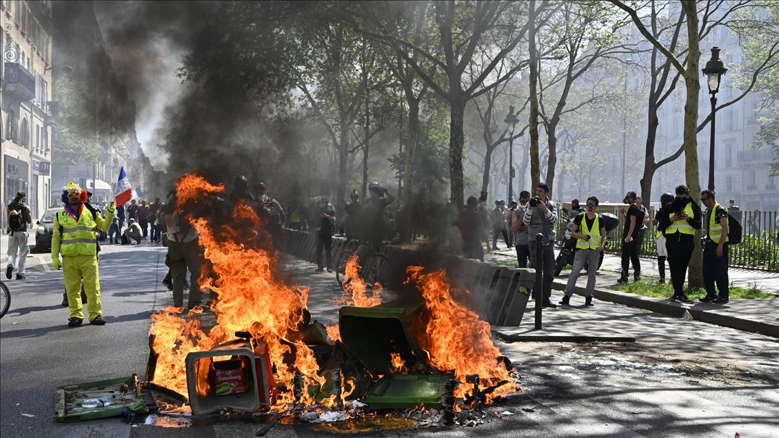 Yellow vests protest in Paris