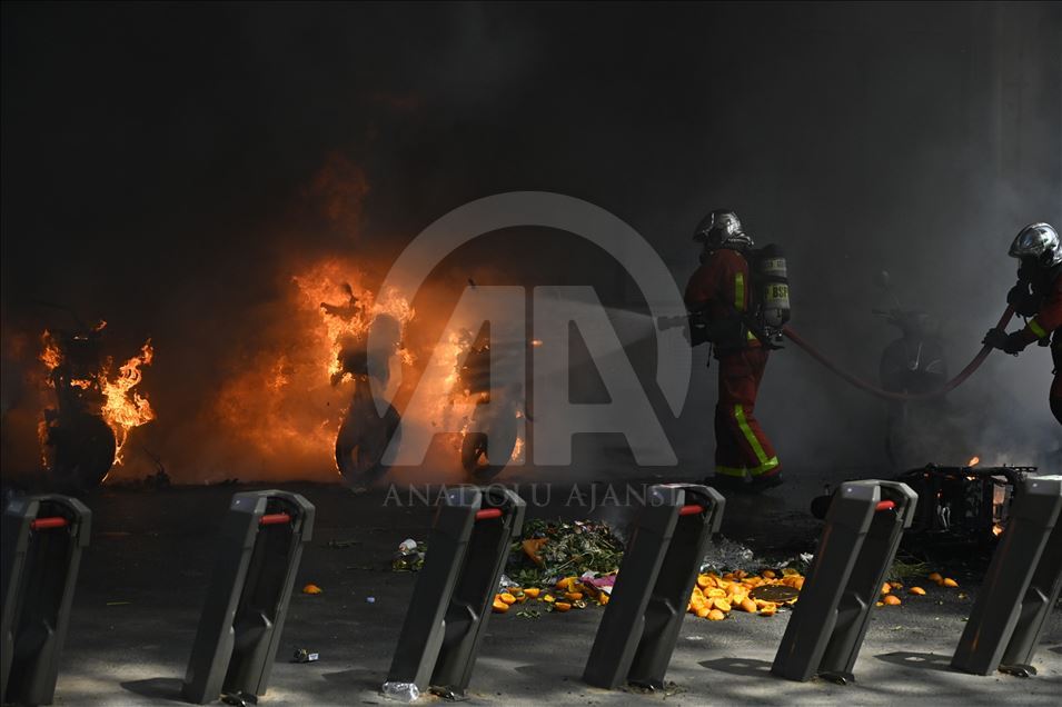 Yellow vests protest in Paris