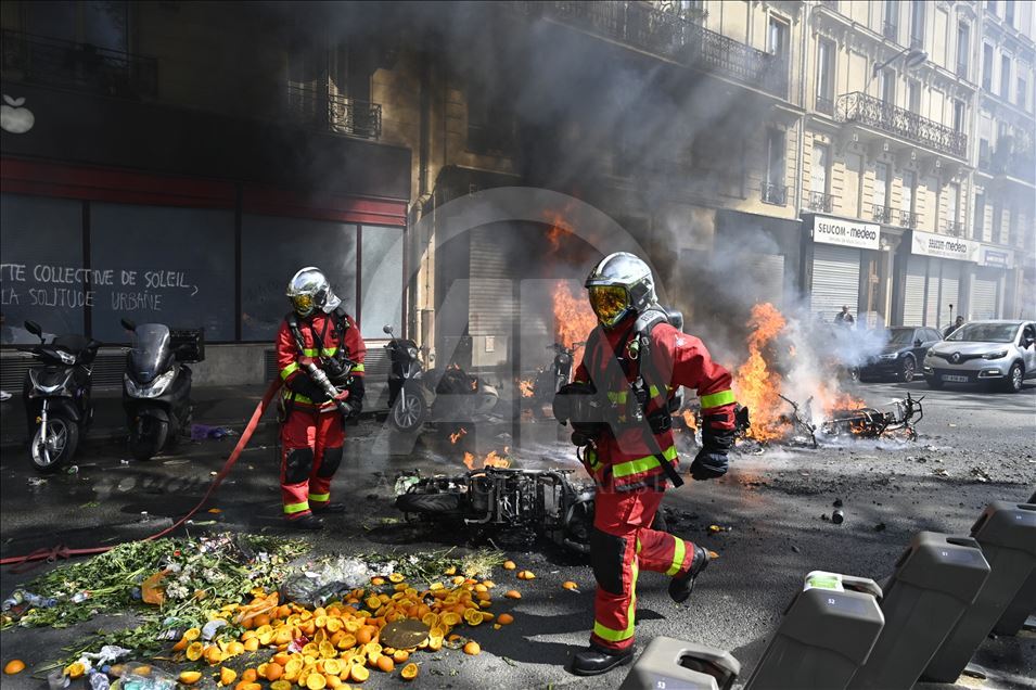 Yellow vests protest in Paris