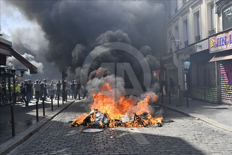Yellow vests protest in Paris