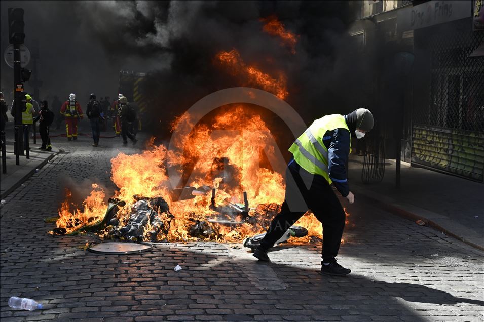Yellow vests protest in Paris