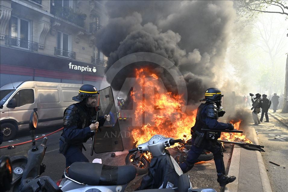 Yellow vests protest in Paris