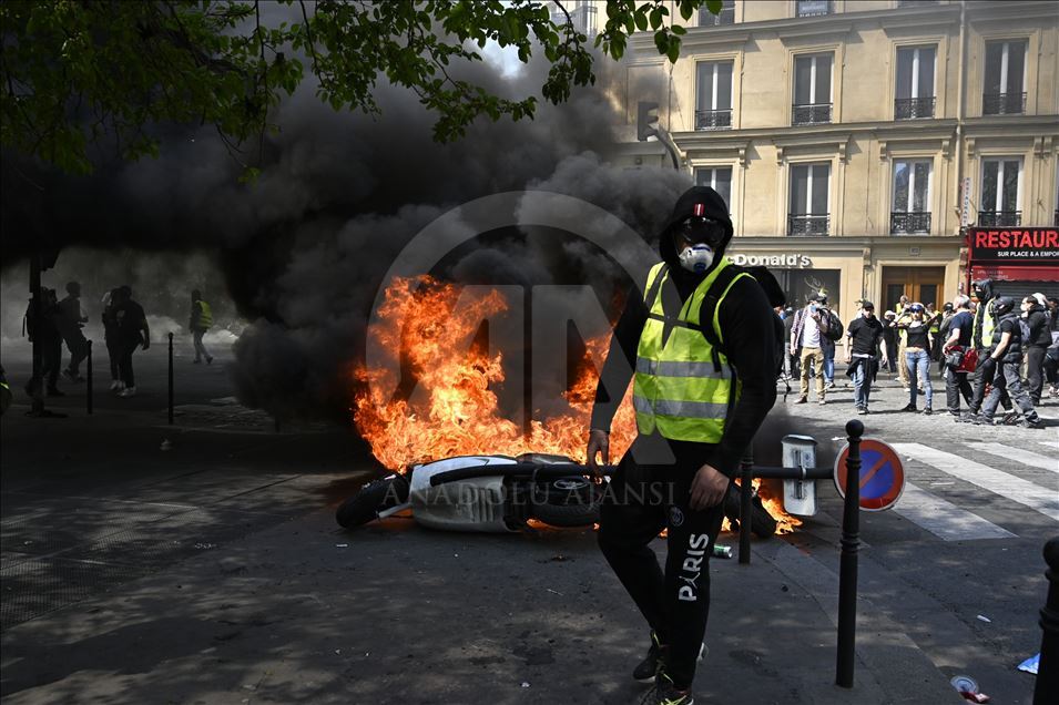 Yellow vests protest in Paris