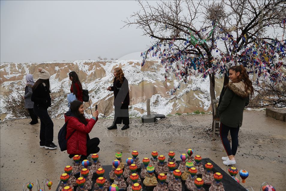 Kapadokya'da nisanda kar yağışı