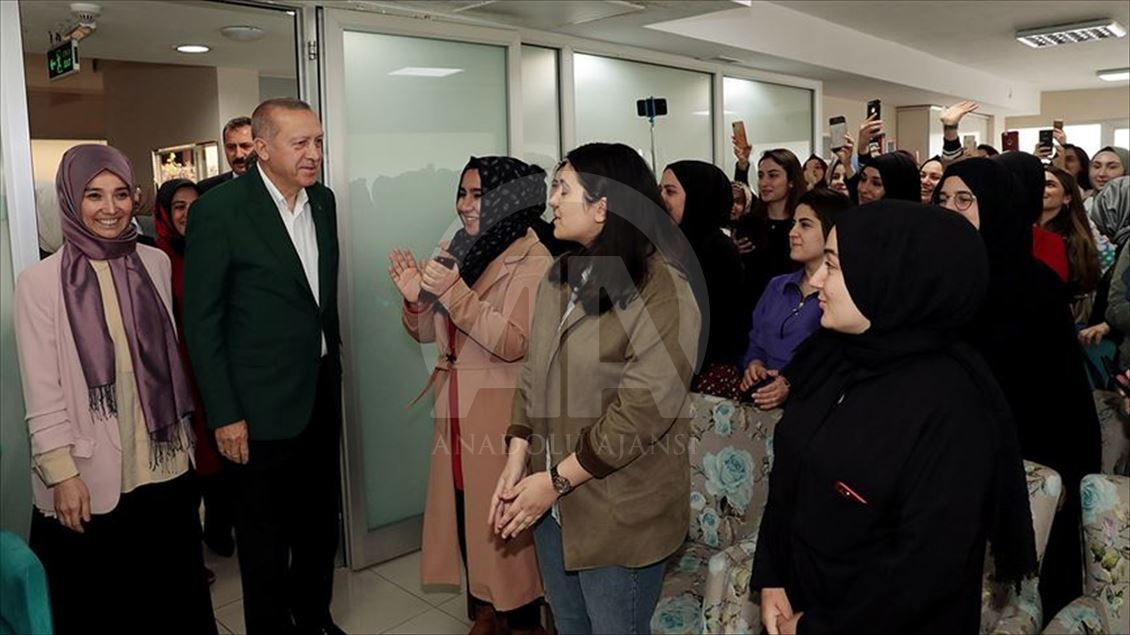 Cumhurbaşkanı Erdoğan'dan TÜRGEV yurduna ziyaret 
