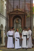 Explosions hit churches and hotels in Sri Lanka