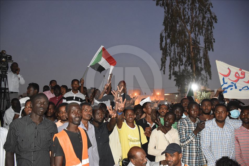Demonstrasi warga Sudan menuntut transisi pemerintahan sipil