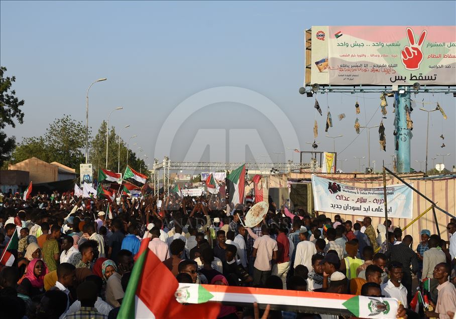 Demonstrasi warga Sudan menuntut transisi pemerintahan sipil