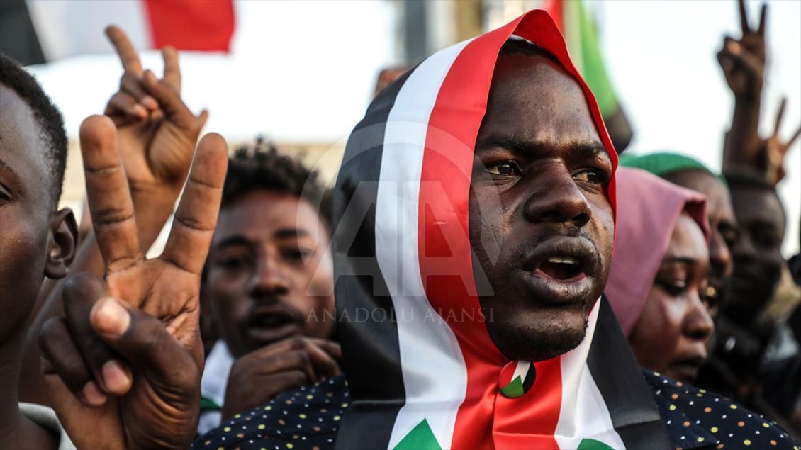 Sudan'lılar, yönetimin sivil bir hükümete devredilmesi talebiyle gösteri düzenledi