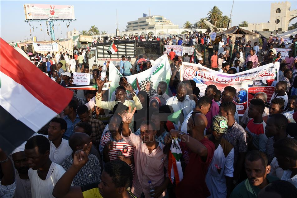 Demonstrasi warga Sudan menuntut transisi pemerintahan sipil