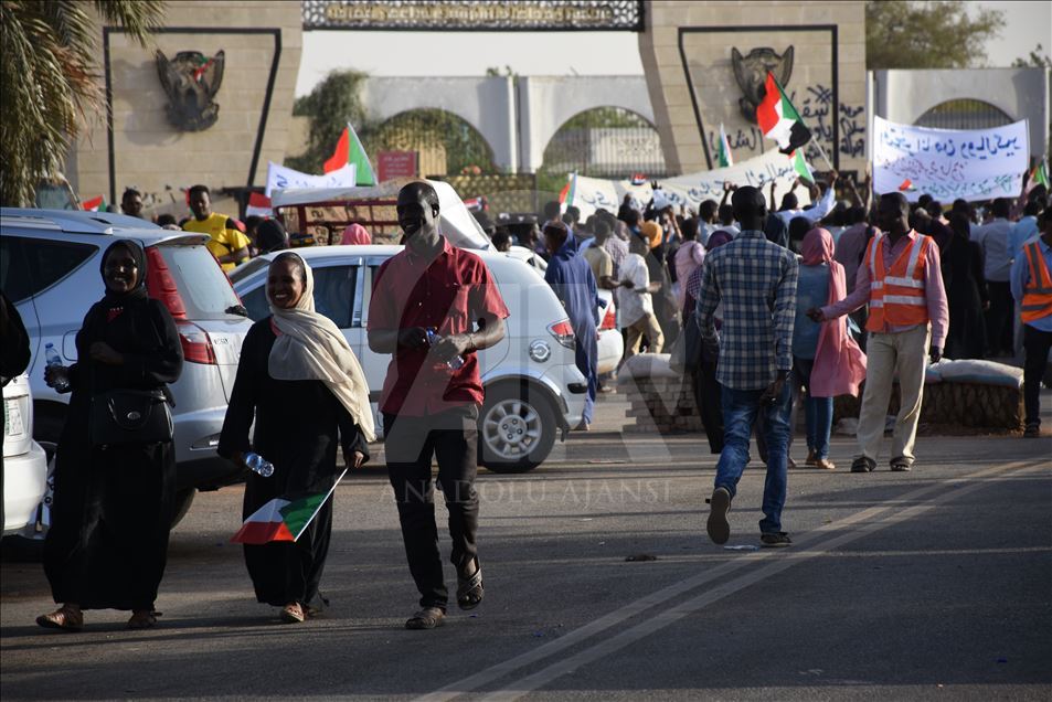 Demonstrasi warga Sudan menuntut transisi pemerintahan sipil