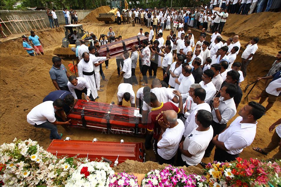 Upacara pemakaman korban serangan bom Sri Lanka