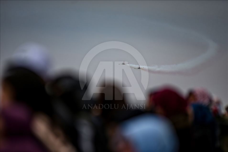 "Türk Yıldızları" Şehitler Abidesi semalarında