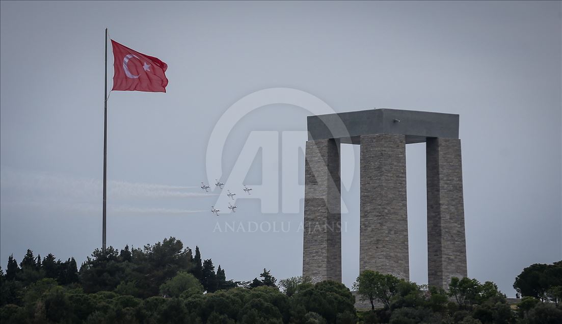 "Türk Yıldızları" Şehitler Abidesi semalarında