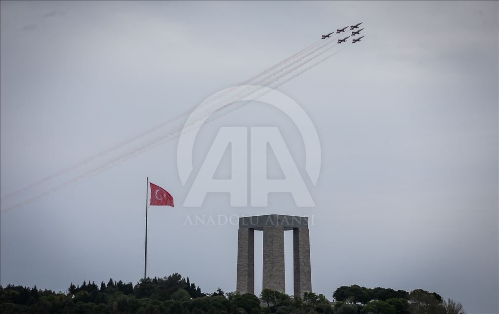 "Türk Yıldızları" Şehitler Abidesi semalarında