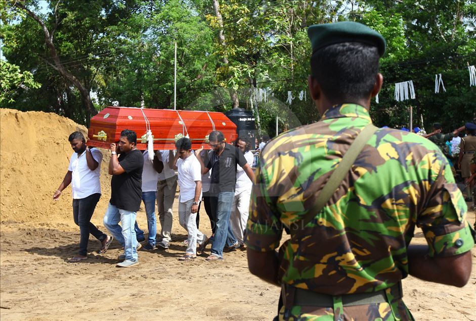 Upacara pemakaman korban serangan bom Sri Lanka