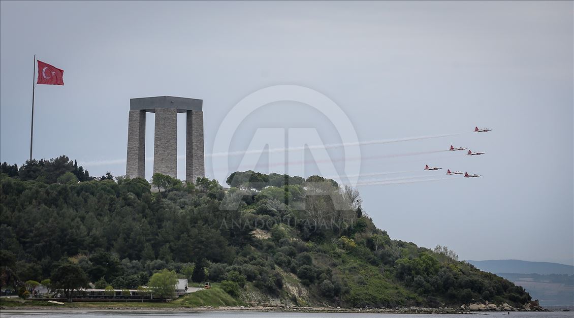 "Türk Yıldızları" Şehitler Abidesi semalarında