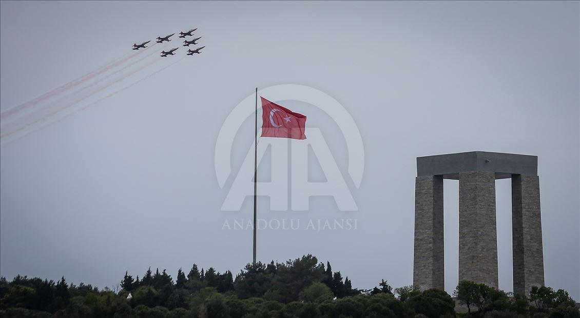 "Türk Yıldızları" Şehitler Abidesi semalarında