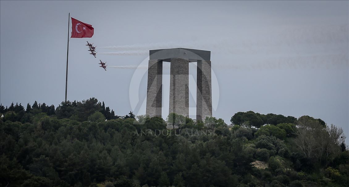 "Türk Yıldızları" Şehitler Abidesi semalarında